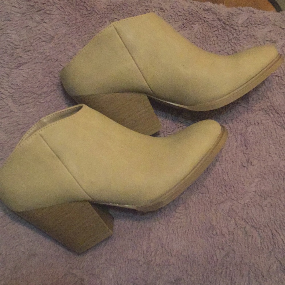 NWT tan ankle booties
